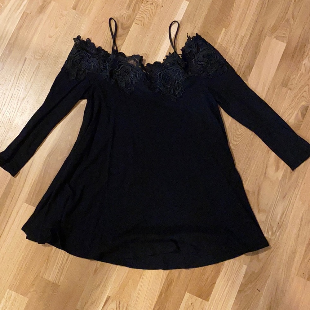 3/4 off-the-shoulder top with lace detail.